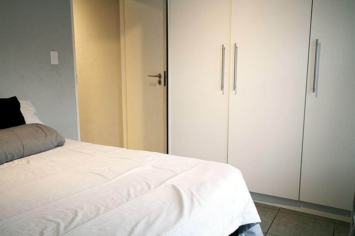 Modern 2-Bedroom Apartment in Secure Complex – Prime Location Near Arbour Crossing - Photo 4