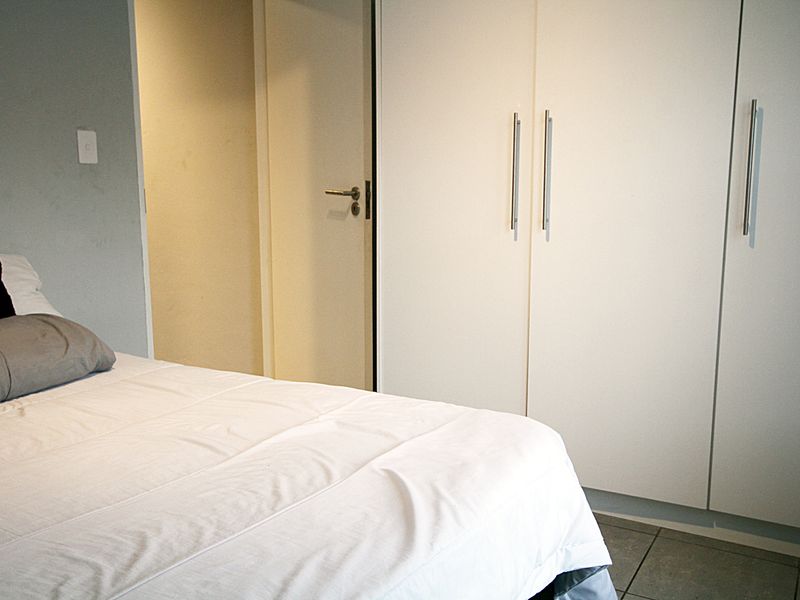 Modern 2-Bedroom Apartment in Secure Complex – Prime Location Near Arbour Crossing - Photo 4