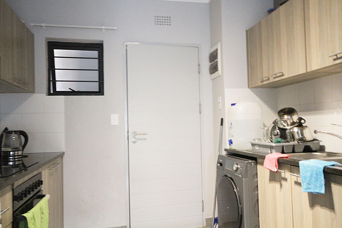 Modern 2-Bedroom Apartment in Secure Complex – Prime Location Near Arbour Crossing - Photo 3