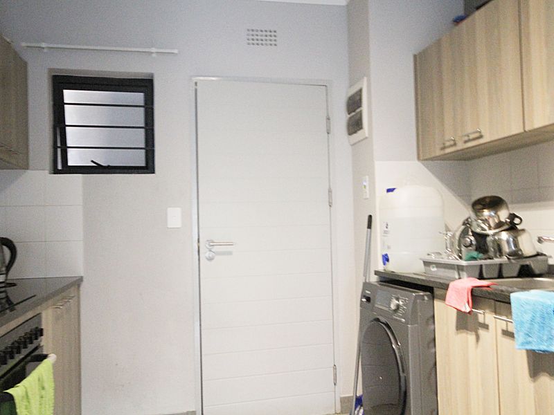 Modern 2-Bedroom Apartment in Secure Complex – Prime Location Near Arbour Crossing - Photo 3