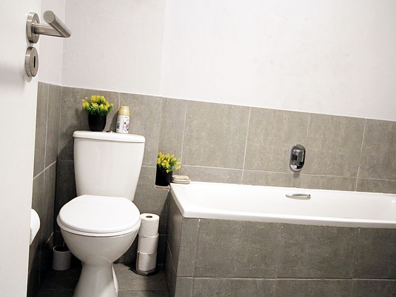 Modern 2-Bedroom Apartment in Secure Complex – Prime Location Near Arbour Crossing - Photo 9