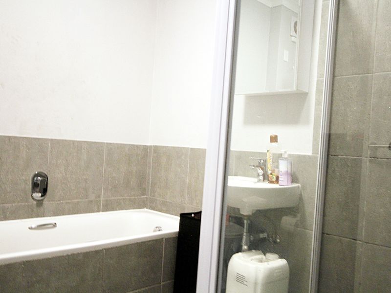 Modern 2-Bedroom Apartment in Secure Complex – Prime Location Near Arbour Crossing - Photo 8