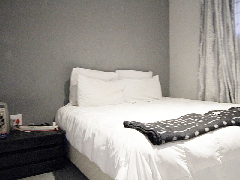 Modern 2-Bedroom Apartment in Secure Complex – Prime Location Near Arbour Crossing - Photo 7