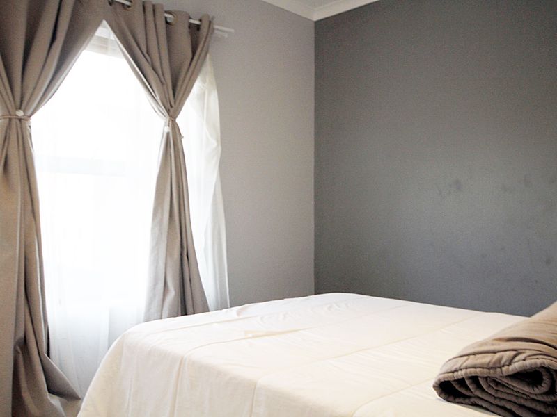 Modern 2-Bedroom Apartment in Secure Complex – Prime Location Near Arbour Crossing - Photo 6