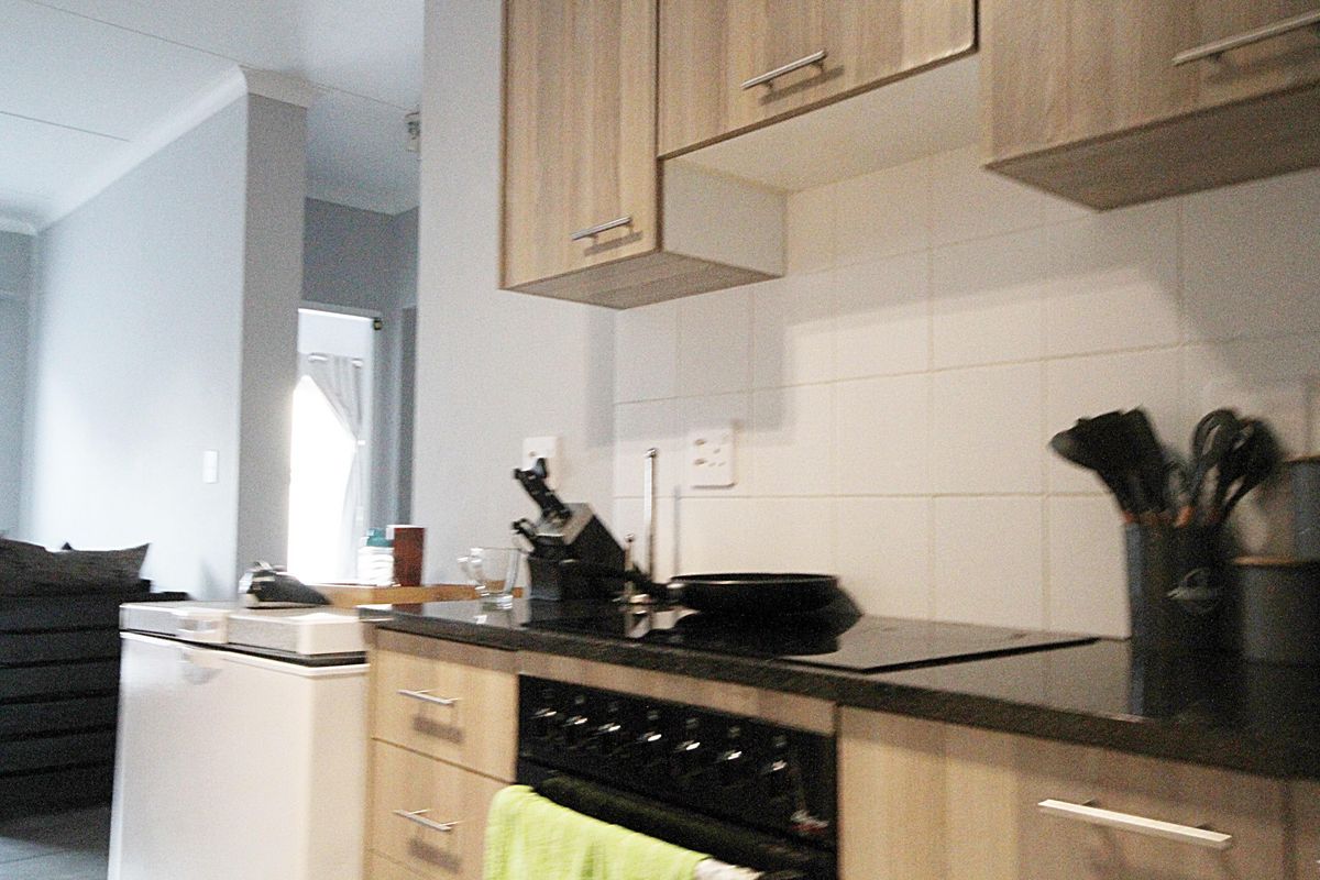 Modern 2-Bedroom Apartment in Secure Complex – Prime Location Near Arbour Crossing - Photo 2