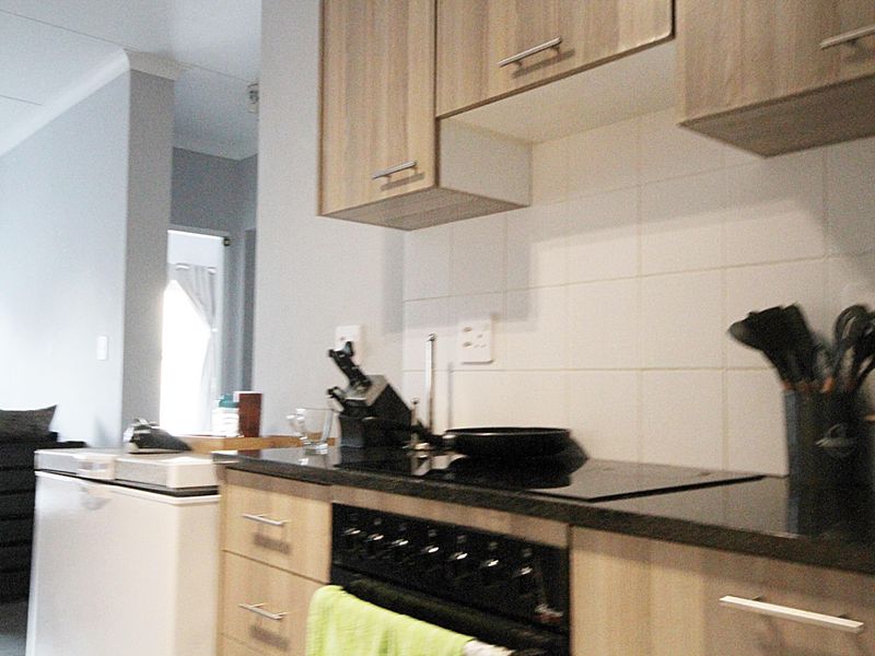 Modern 2-Bedroom Apartment in Secure Complex – Prime Location Near Arbour Crossing - Photo 2