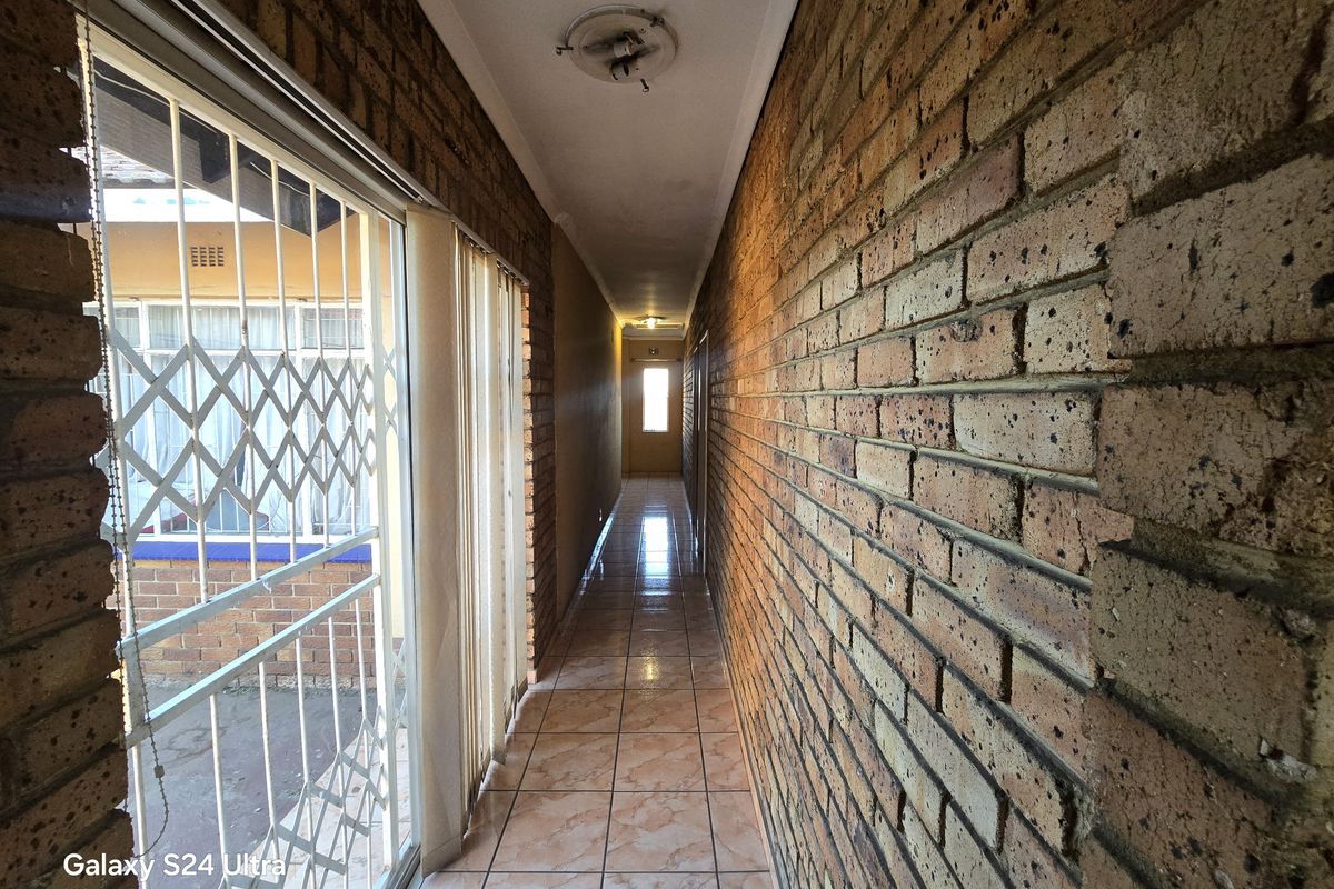 Spacious 5-Bedroom Home with Pool, Big Yard, 1 Garage, Kitchen & Living Room . - Photo 5