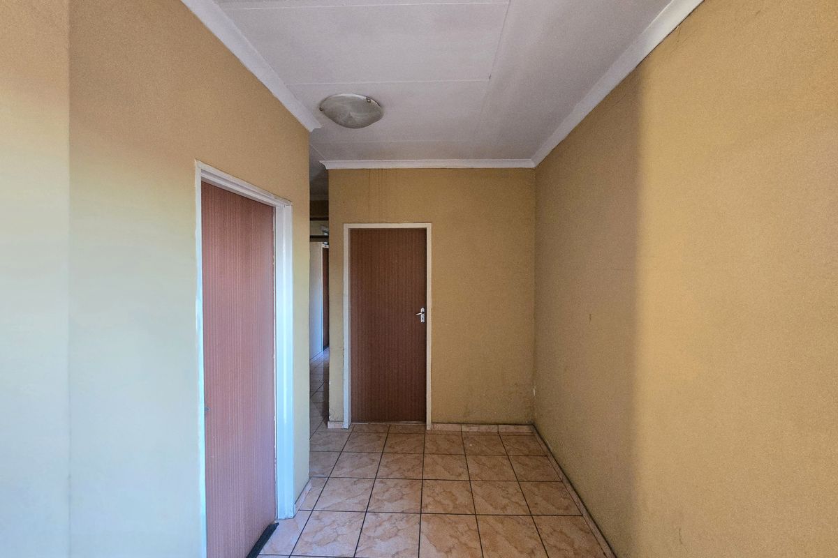 Spacious 5-Bedroom Home with Pool, Big Yard, 1 Garage, Kitchen & Living Room . - Photo 4