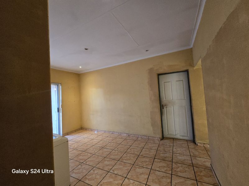 Spacious 5-Bedroom Home with Pool, Big Yard, 1 Garage, Kitchen & Living Room . - Photo 10