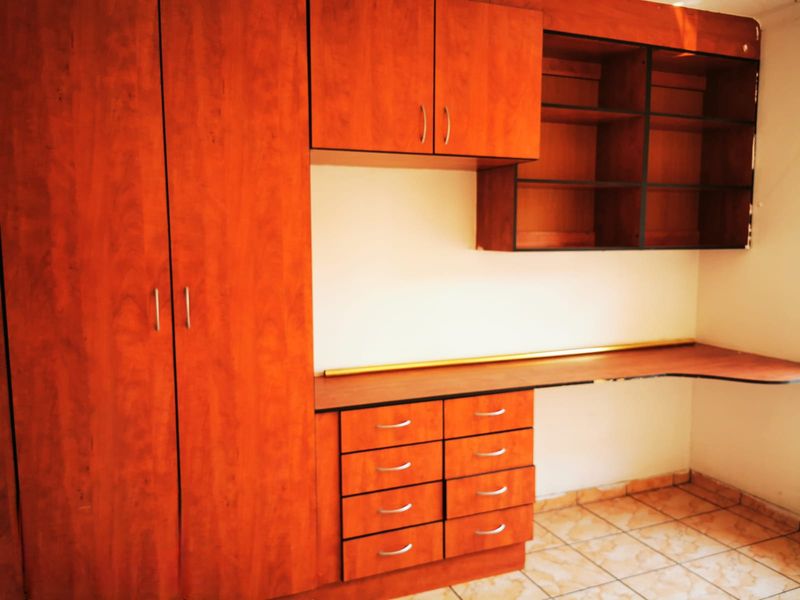 Spacious 5-Bedroom Home with Pool, Big Yard, 1 Garage, Kitchen & Living Room . - Photo 8