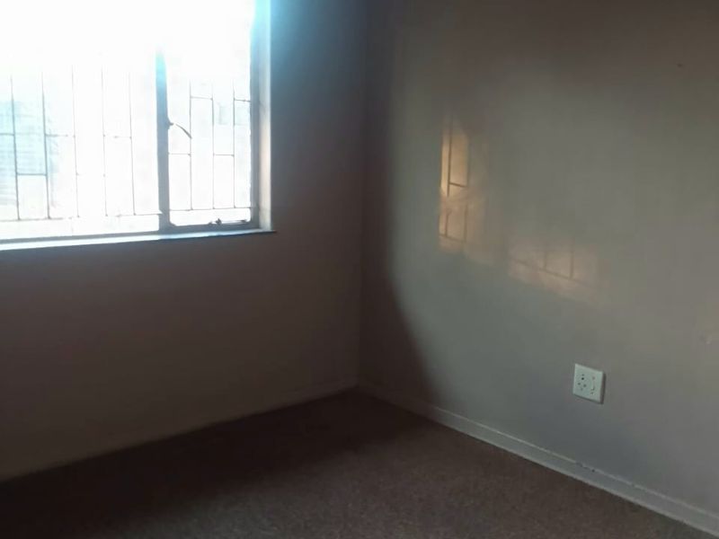 Spacious 5-Bedroom Home with Pool, Big Yard, 1 Garage, Kitchen & Living Room . - Photo 7