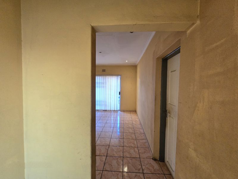 Spacious 5-Bedroom Home with Pool, Big Yard, 1 Garage, Kitchen & Living Room . - Photo 6