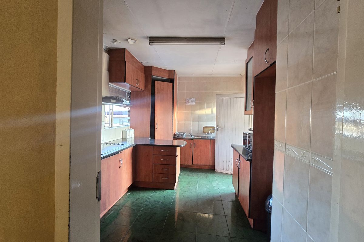 Spacious 5-Bedroom Home with Pool, Big Yard, 1 Garage, Kitchen & Living Room . - Photo 2