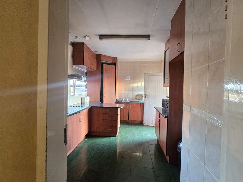 Spacious 5-Bedroom Home with Pool, Big Yard, 1 Garage, Kitchen & Living Room . - Photo 2