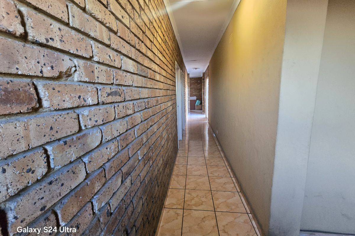 Spacious 5-Bedroom Home with Pool, Big Yard, 1 Garage, Kitchen & Living Room . - Photo 3