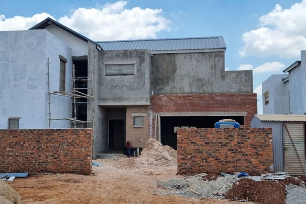 Modern Family Living in Fountainbrook Estate with Stylish Outdoor Entertaining. - Photo 3