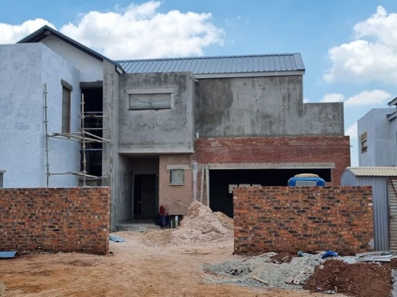 Modern Family Living in Fountainbrook Estate with Stylish Outdoor Entertaining. - Photo 3