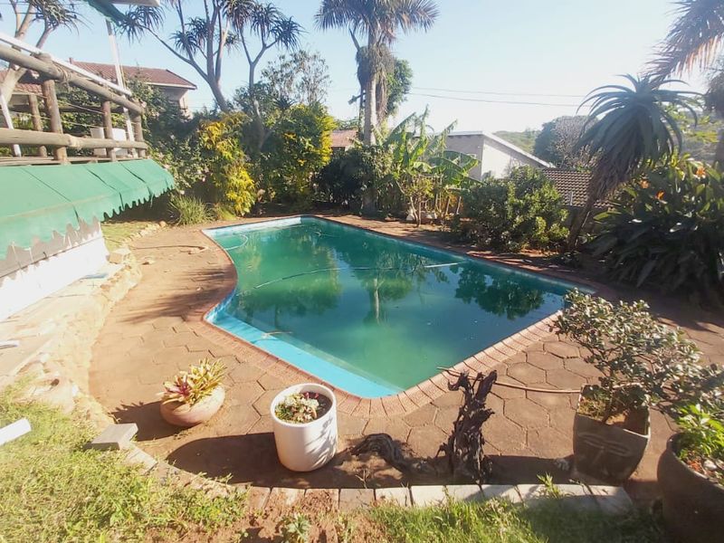 Lovely Family Home With Sparkling Pool - Photo 5