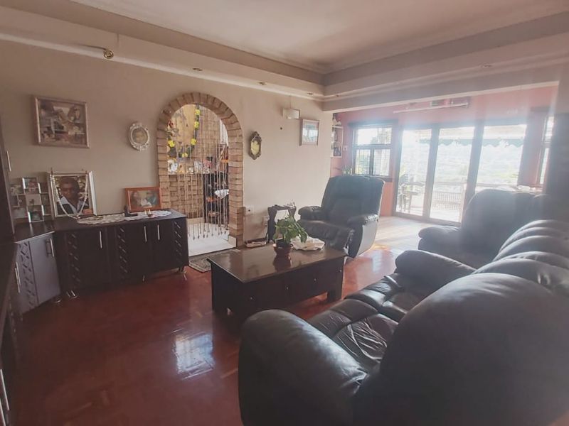 Lovely Family Home With Sparkling Pool - Photo 2