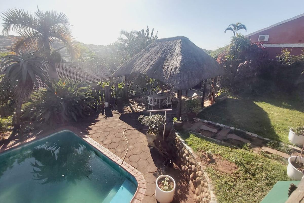 Lovely Family Home With Sparkling Pool - Photo 3