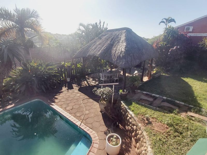 Lovely Family Home With Sparkling Pool - Photo 3