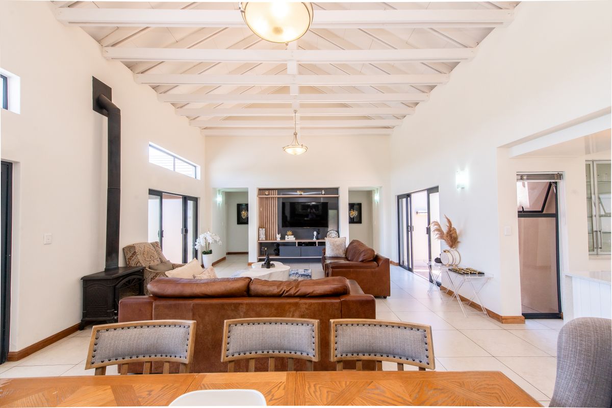 Exquisite Single-Story Home: 3 Bedrooms, 3 Bathrooms, Office, and Cozy Wood Fireplace - Photo 5