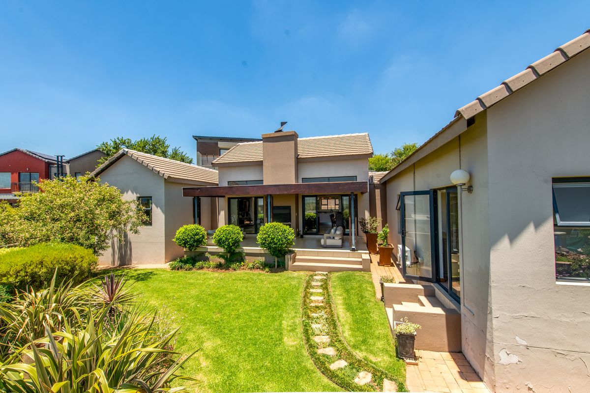 Exquisite Single-Story Home: 3 Bedrooms, 3 Bathrooms, Office, and Cozy Wood Fireplace - Photo 2