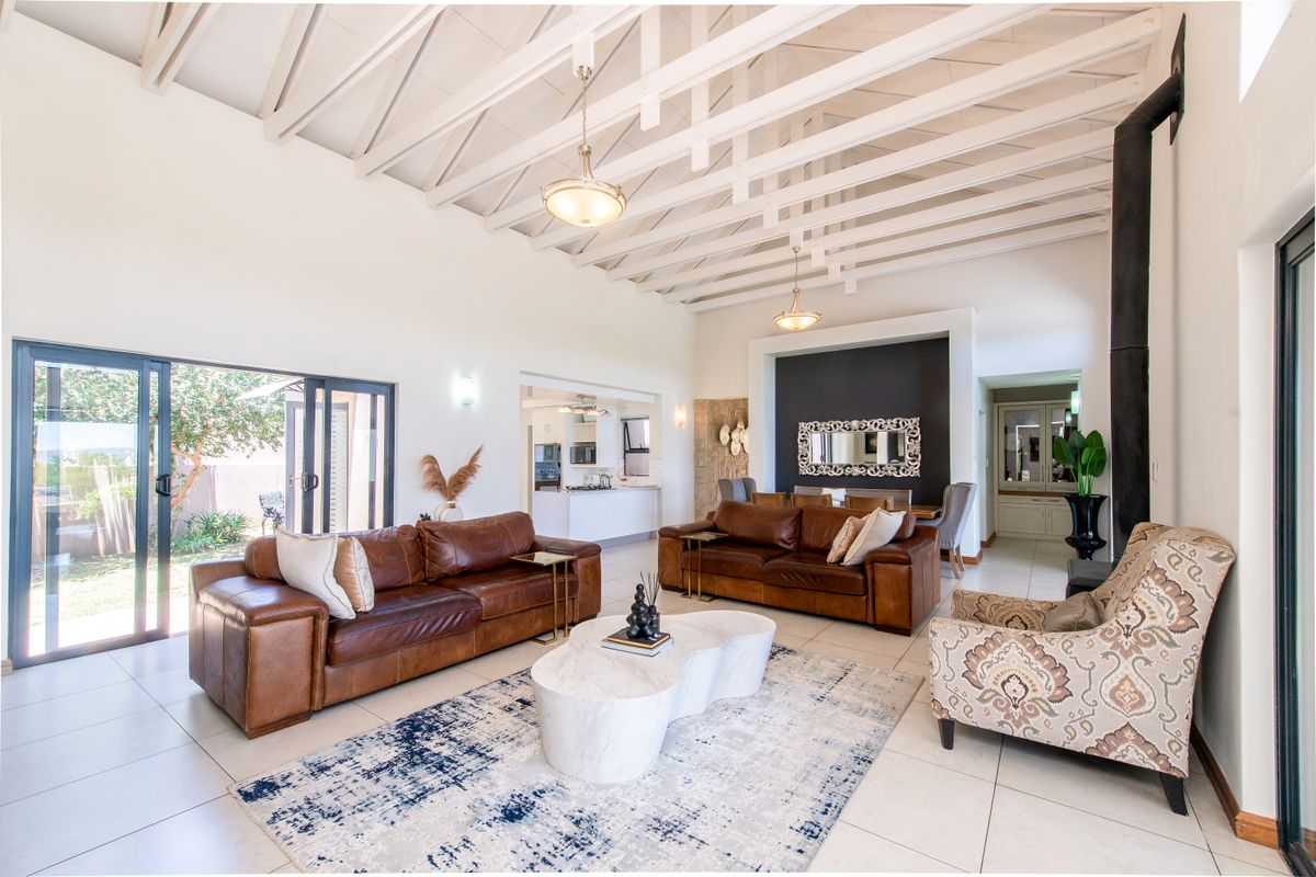 Exquisite Single-Story Home: 3 Bedrooms, 3 Bathrooms, Office, and Cozy Wood Fireplace - Photo 4