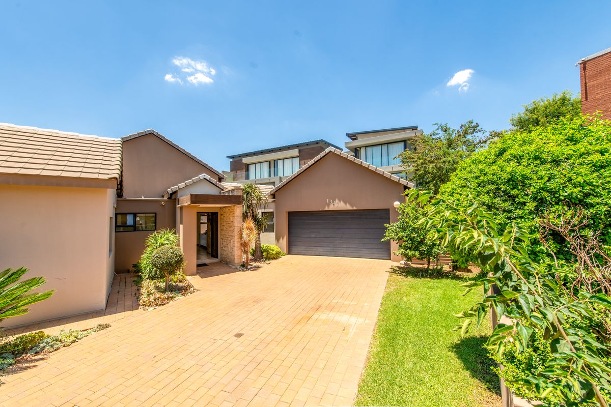 Exquisite Single-Story Home: 3 Bedrooms, 3 Bathrooms, Office, and Cozy Wood Fireplace - Photo 3