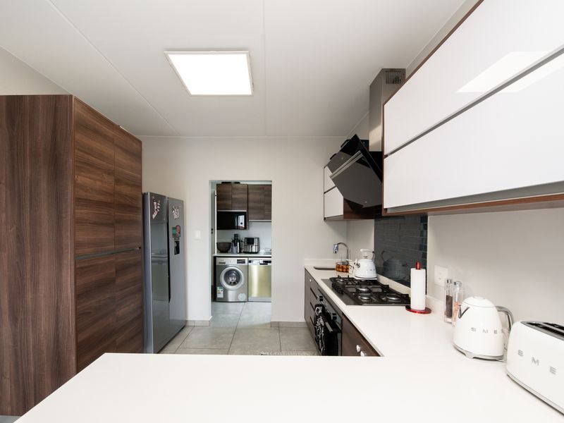 MODERN 3 BEDROOM HOUSE IN THE HUTTON ESTATE - Photo 3