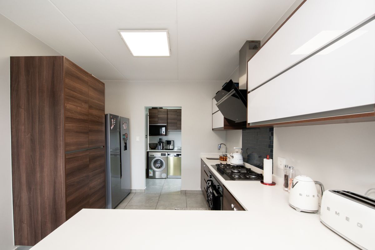 MODERN 3 BEDROOM HOUSE IN THE HUTTON ESTATE - Photo 3