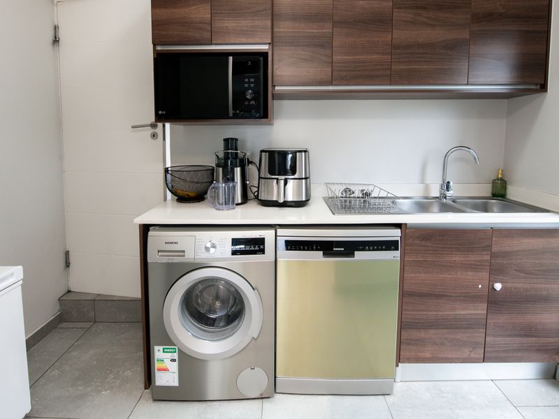 MODERN 3 BEDROOM HOUSE IN THE HUTTON ESTATE - Photo 5