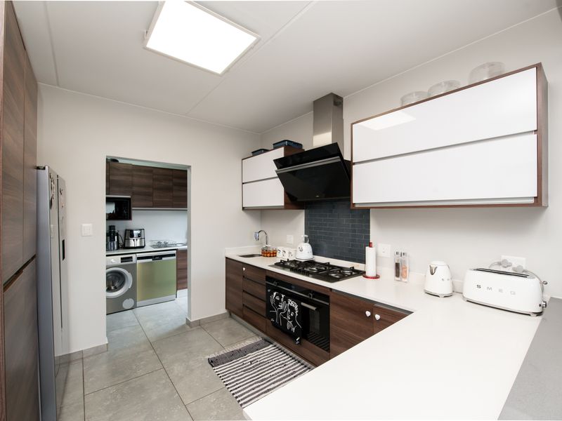 MODERN 3 BEDROOM HOUSE IN THE HUTTON ESTATE - Photo 4