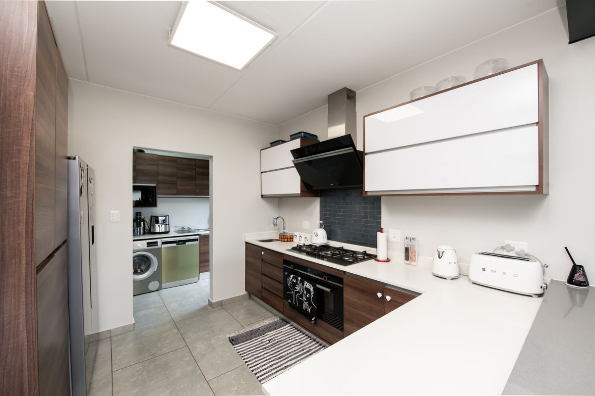 MODERN 3 BEDROOM HOUSE IN THE HUTTON ESTATE - Photo 4