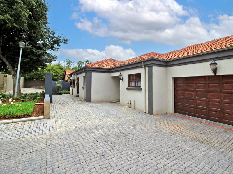 Single story easy living! - Photo 2