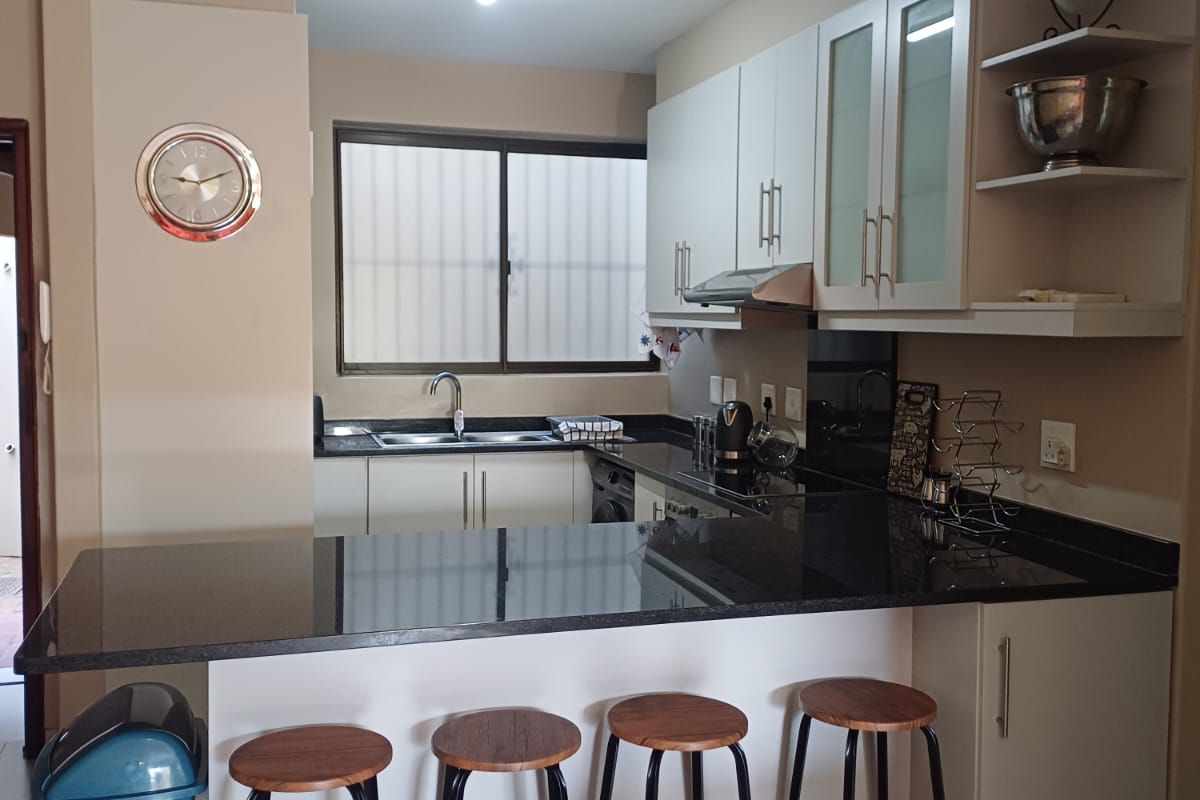 GROUND FLOOR APARTMENT WITH HOLIDAY RENTALS - Photo 5