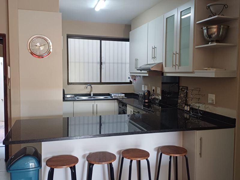 GROUND FLOOR APARTMENT WITH HOLIDAY RENTALS - Photo 5