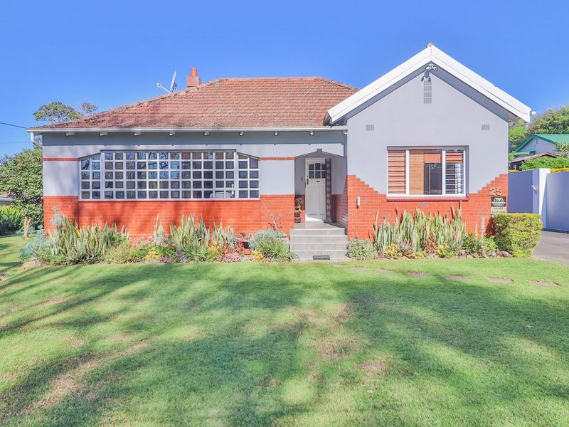 Beautiful Family Home in Clarendon - Photo 4