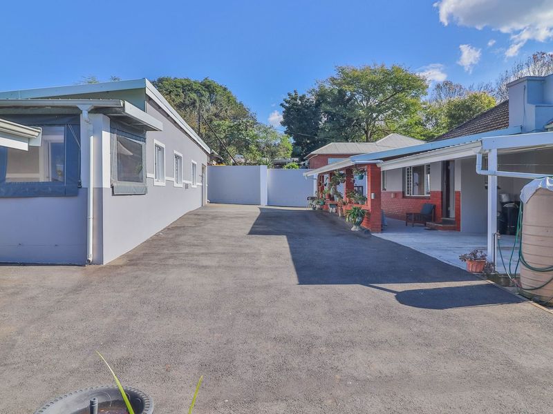 Beautiful Family Home in Clarendon - Photo 8