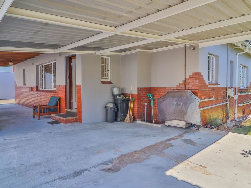 Beautiful Family Home in Clarendon - Photo 10