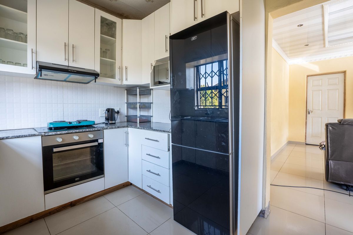 Spacious 3 Bedroom house for sale in Illovu!!!! - Photo 2