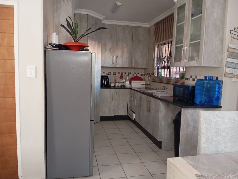 A three bedroom  double story town house in waterval east Rustenburg - Photo 6