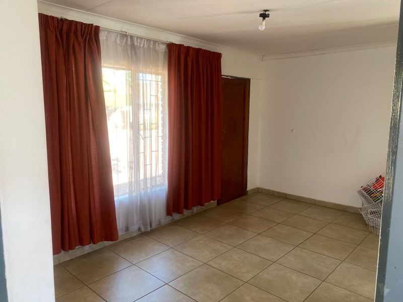 A charming Two Bedroom Home , perfect for family living. - Photo 2