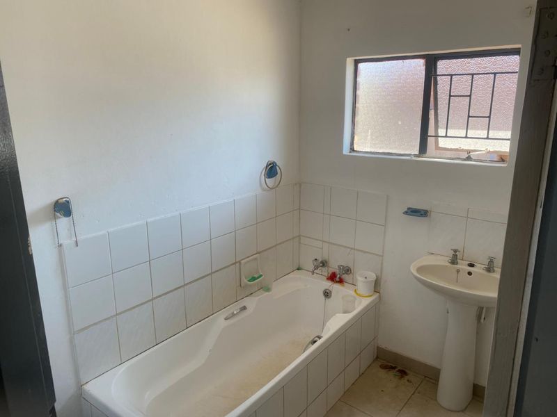 A charming Two Bedroom Home , perfect for family living. - Photo 10