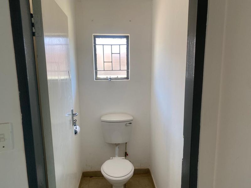 A charming Two Bedroom Home , perfect for family living. - Photo 9