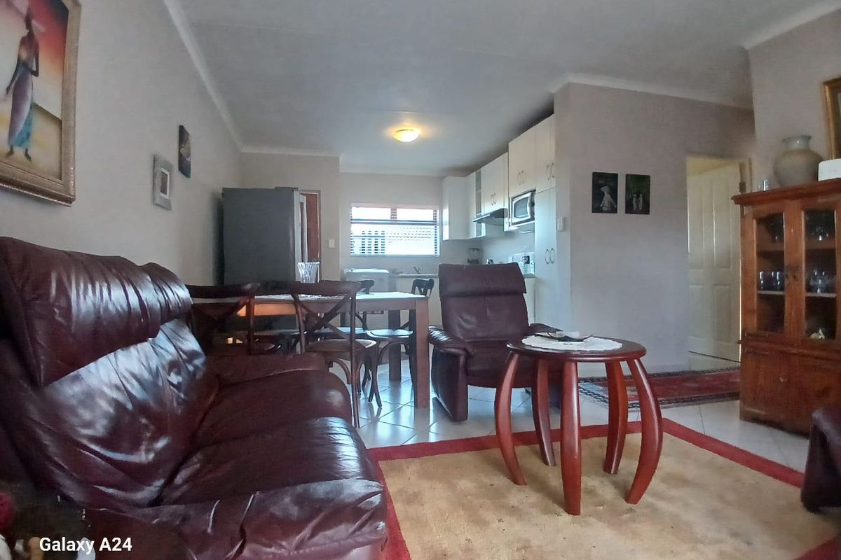 3 Bedroom 2 Bathroom House in Umlele Heights, Kidds Beach - Photo 2