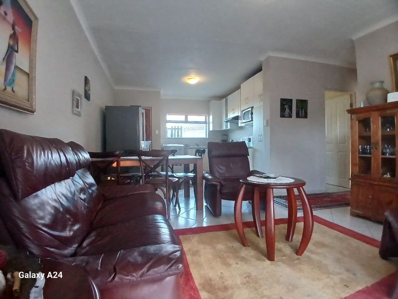 3 Bedroom 2 Bathroom House in Umlele Heights, Kidds Beach - Photo 2