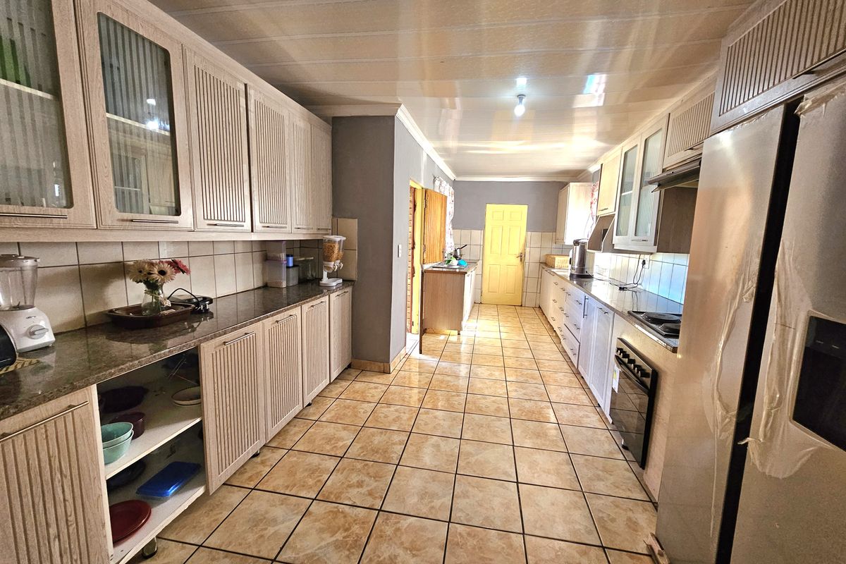 Spacious 5-Bedroom Home for Sale in , Louis Trichardt - Photo 5