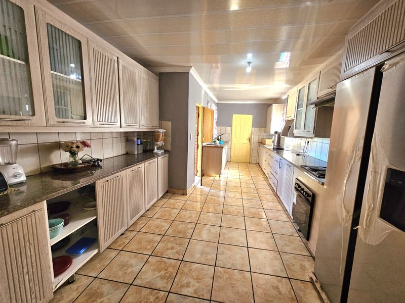 Spacious 5-Bedroom Home for Sale in , Louis Trichardt - Photo 5