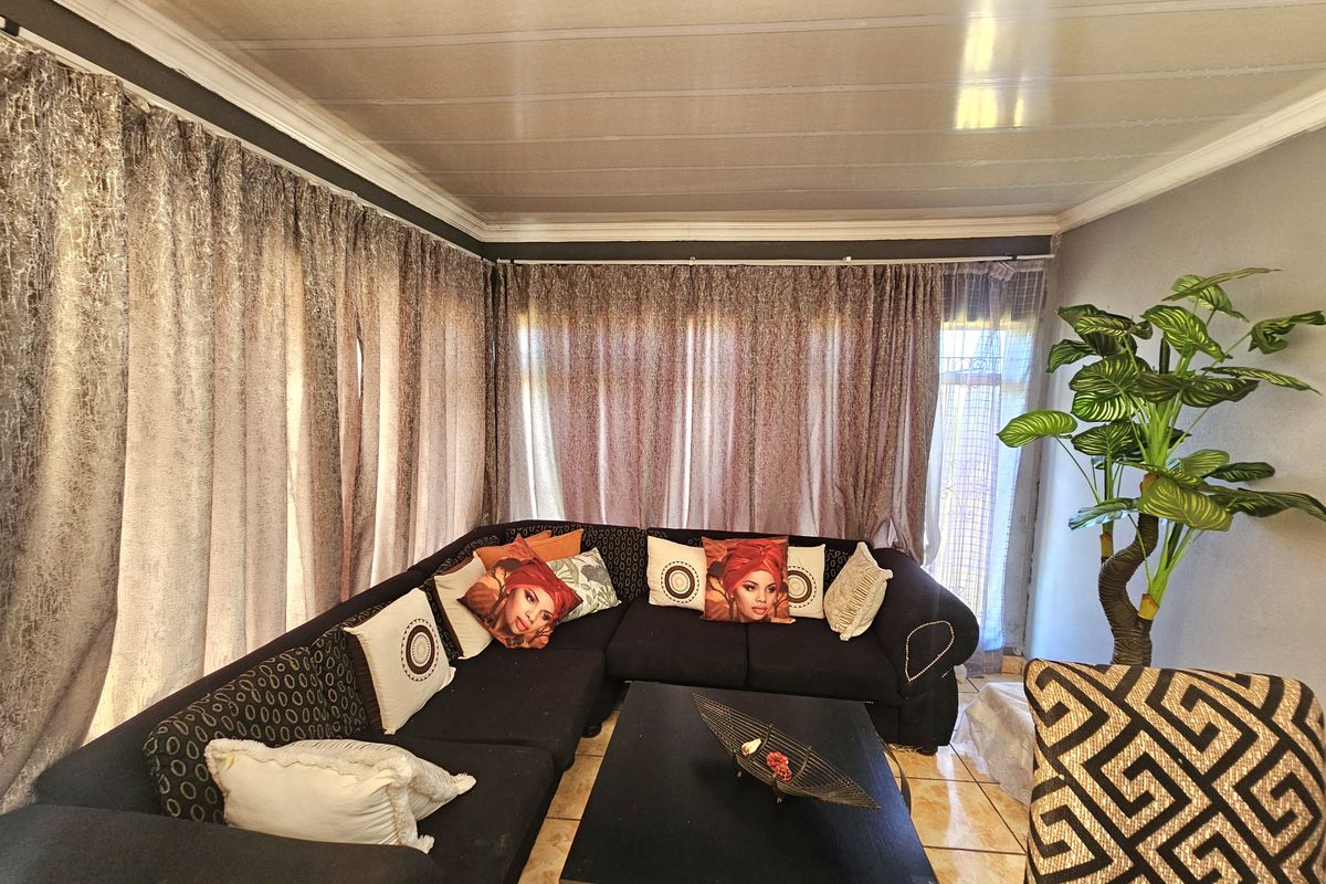 Spacious 5-Bedroom Home for Sale in , Louis Trichardt - Photo 4